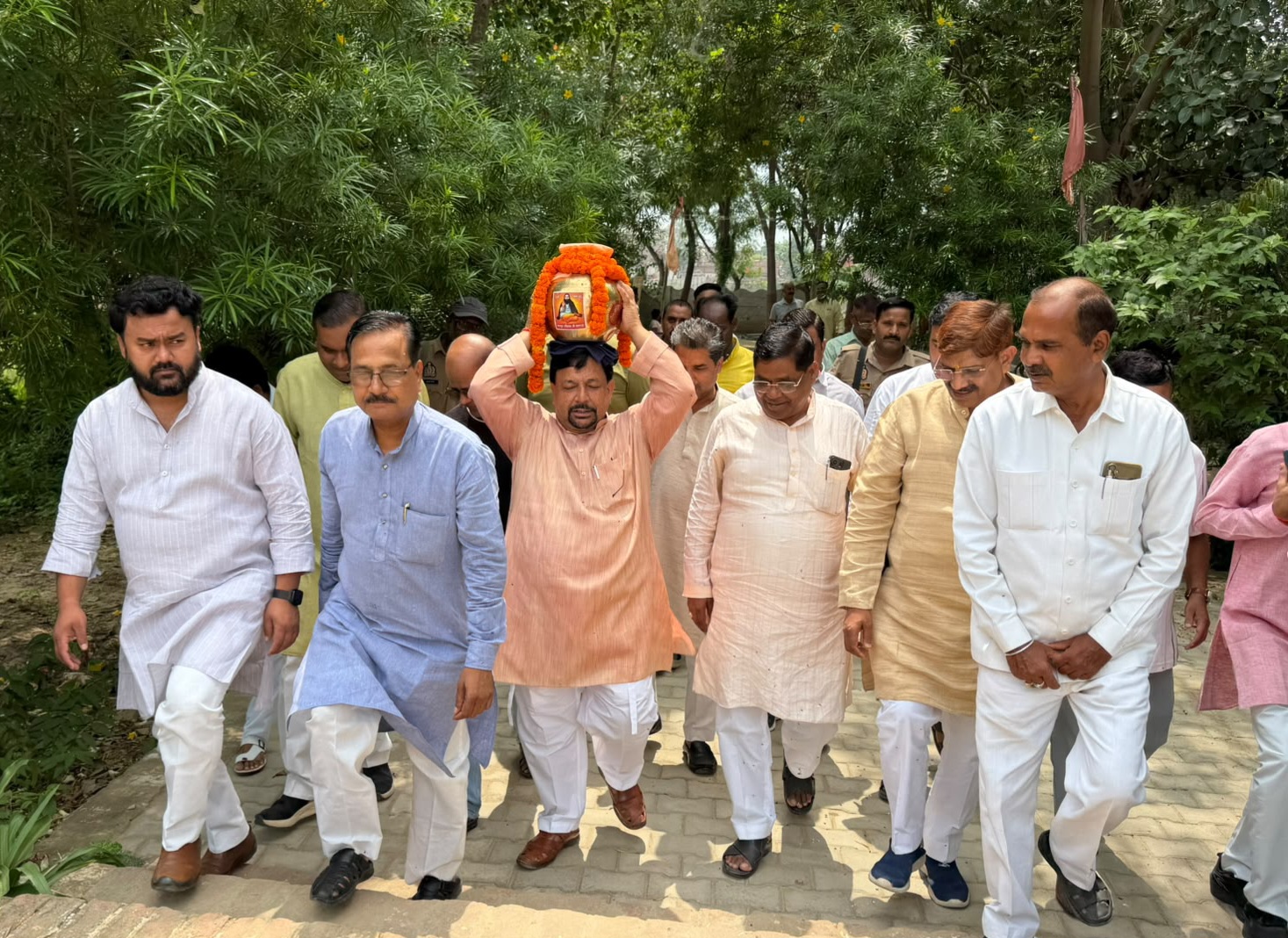 फर्रुखाबाद:संत रविदास की 650वीं जयंती पर भाजपा ने शुरू किया सामाजिक समरसता संकल्प अभियान, सांसद मुकेश राजपूत ने सिर पर कलश रखकर यात्रा को किया रवाना