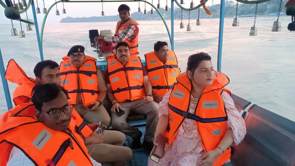 फर्रुखाबाद:श्रावण मास के प्रथम सोमवार पर एएसपी गिरीश कुमार सिंह ने किया श्रंगीरामपुर व पांचाल घाट का निरीक्षण, सुरक्षा व्यवस्था का लिया जायजा