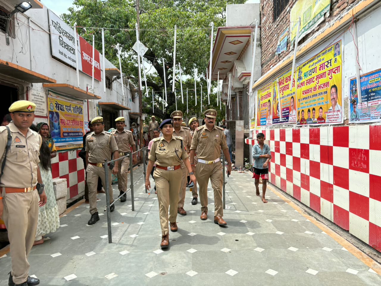 फर्रुखाबाद:श्रावण के प्रथम सोमवार पर एसपी आरती सिंह ने पंडा बाग मंदिर का किया निरीक्षण, सुरक्षा व्यवस्था का लिया जायजा