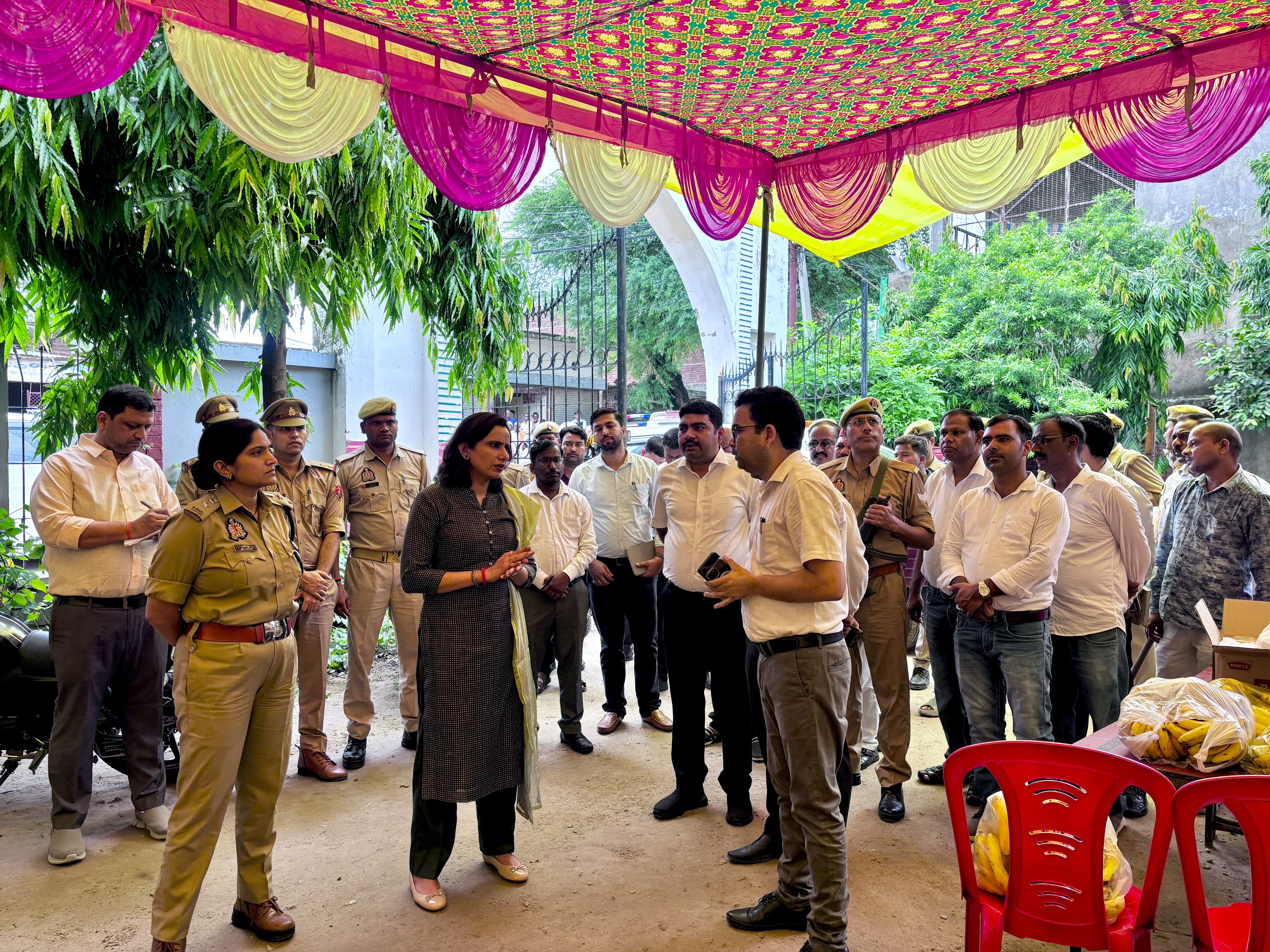 फर्रुखाबाद में बाढ़ से 33 गांव प्रभावित, 24 राहत शिविरों में 240 लोग सुरक्षित; प्रशासन राहत-बचाव कार्य में जुटा