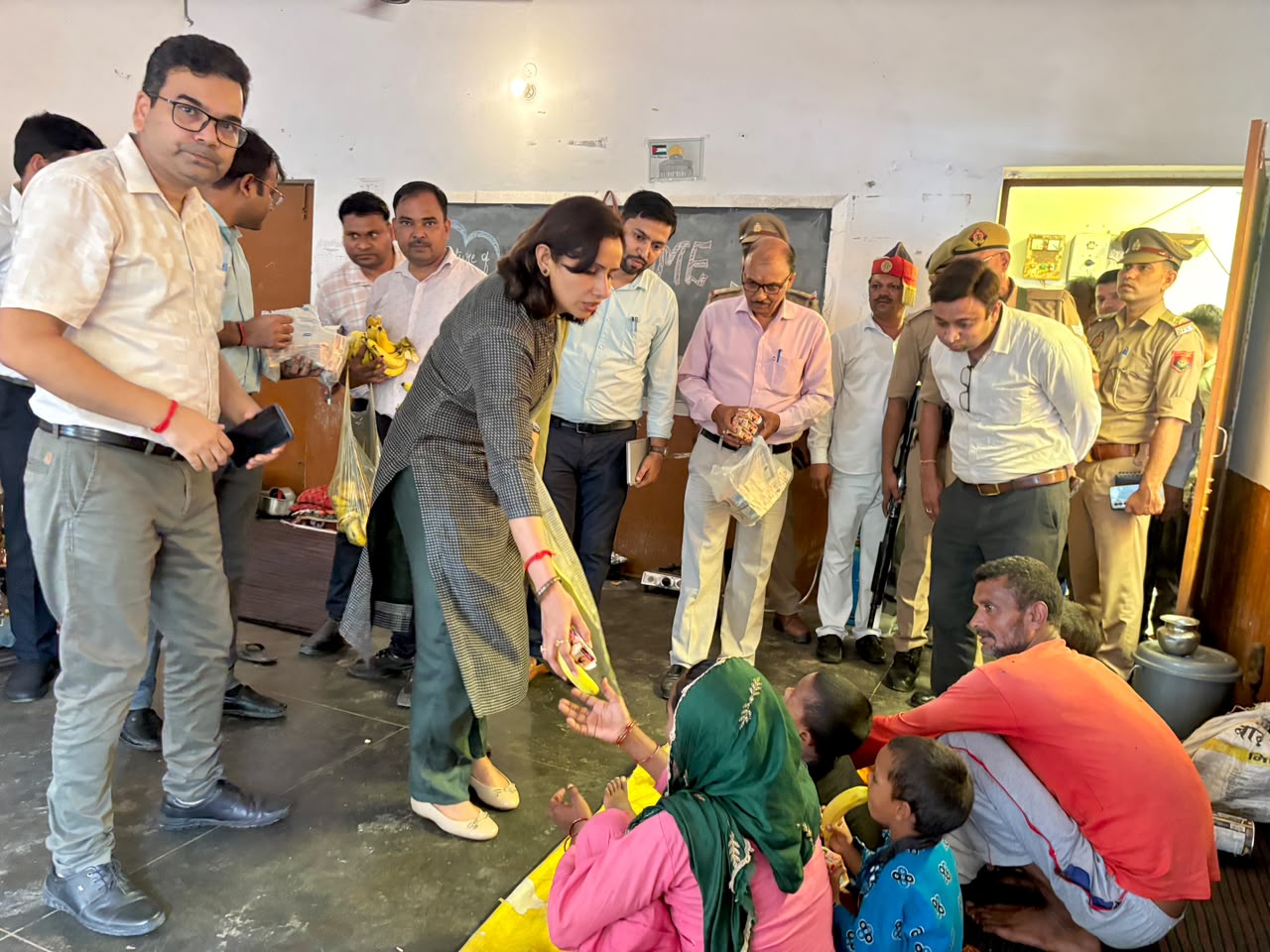 फर्रुखाबाद में बाढ़ प्रभावित क्षेत्रों का डीएम डॉ. अंकुर लाठर ने किया निरीक्षण, शरणालय की व्यवस्थाओं का लिया जायजा