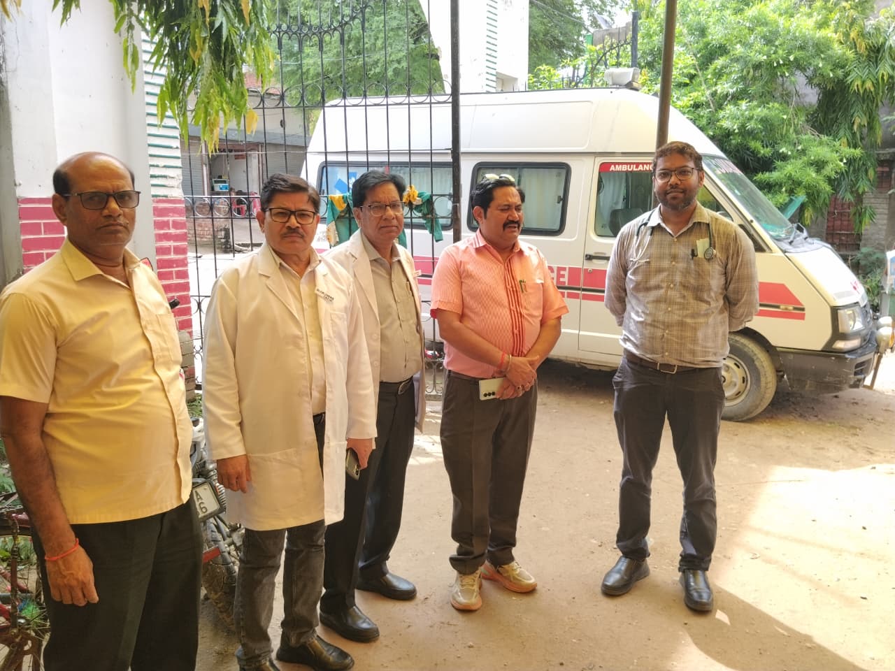 फर्रुखाबाद: बाढ़ राहत शिविर में स्वास्थ्य सेवाएं हुईं और मजबूत, सीएमओ ने चिकित्सा टीम व एम्बुलेंस की तैनाती के दिए निर्देश