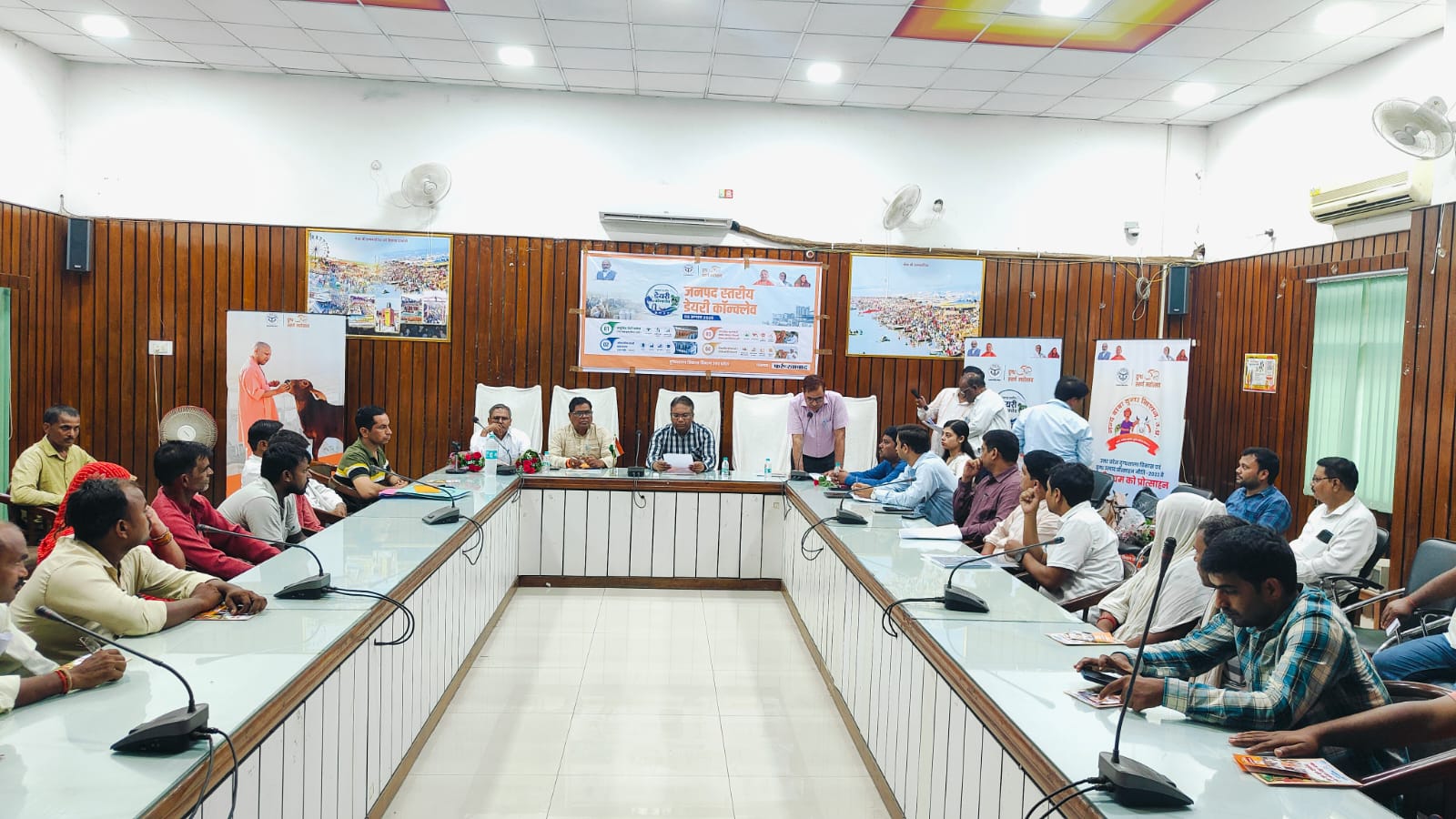 फर्रुखाबाद में जनपद स्तरीय डेयरी कॉन्क्लेव का आयोजन, किसानों को डेयरी योजनाओं से जुड़ने का आह्वान