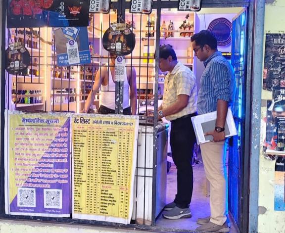 फर्रुखाबाद में आबकारी विभाग की ताबड़तोड़ कार्रवाई, शराब दुकानों का औचक निरीक्षण, अनियमितता पर सख्त कार्रवाई की चेतावनी
