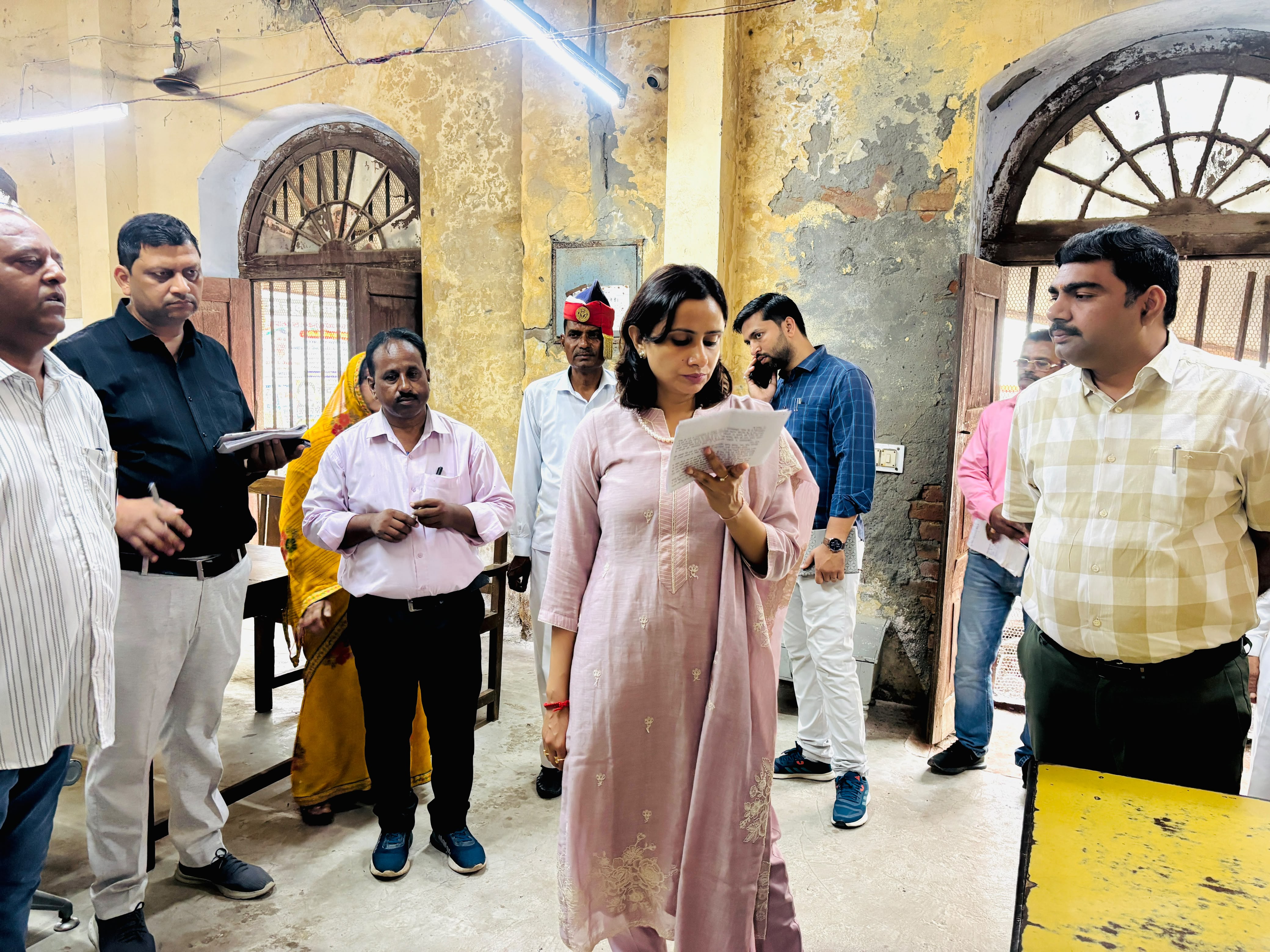 फर्रुखाबाद: जिलाधिकारी डॉ. अंकुर लाठर का बाढ़ नियंत्रण कक्ष और राजस्व अभिलेखागार का औचक निरीक्षण, 24×7 सतर्कता के दिए निर्देश