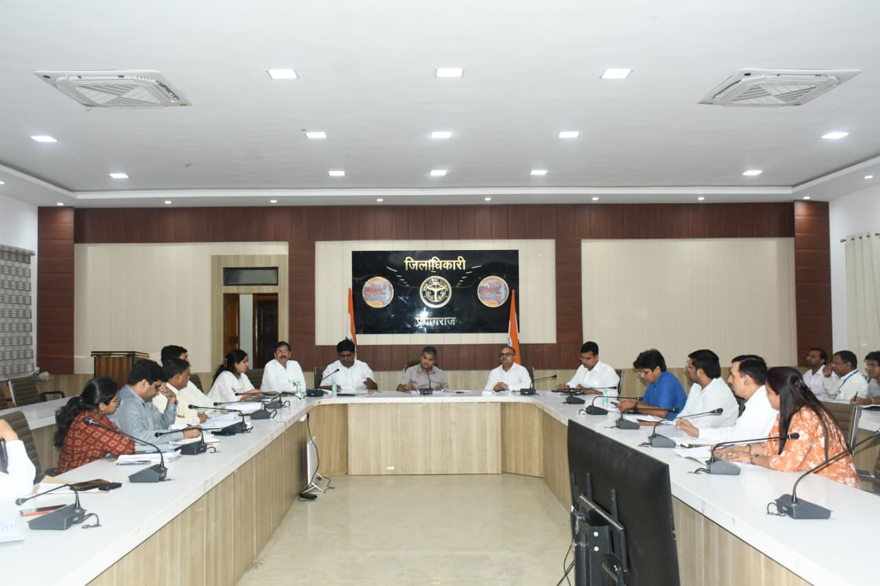 प्रयागराज: जिलाधिकारी ने राजस्व कार्यों की समीक्षा की सभी अपर जिलाधिकारियों को सम्बंधित तहसीलों में प्रत्येक सप्ताह निरीक्षण करने के जिलाधिकारी ने निर्देश दिए