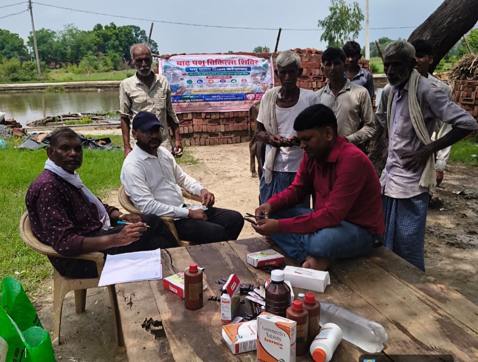 फर्रुखाबाद में बाढ़ का कहर: 36 गांवों के 27,267 लोग प्रभावित, 52 नावें और 10 मोटर बोट राहत-बचाव में जुटीं