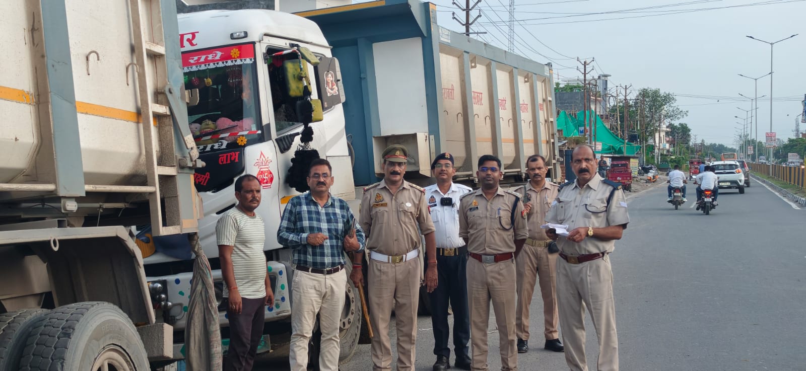 फर्रुखाबाद:यातायात नियमों के उल्लंघन पर पुलिस-एआरटीओ की बड़ी कार्रवाई, 273 वाहनों के चालान, 17 सीज