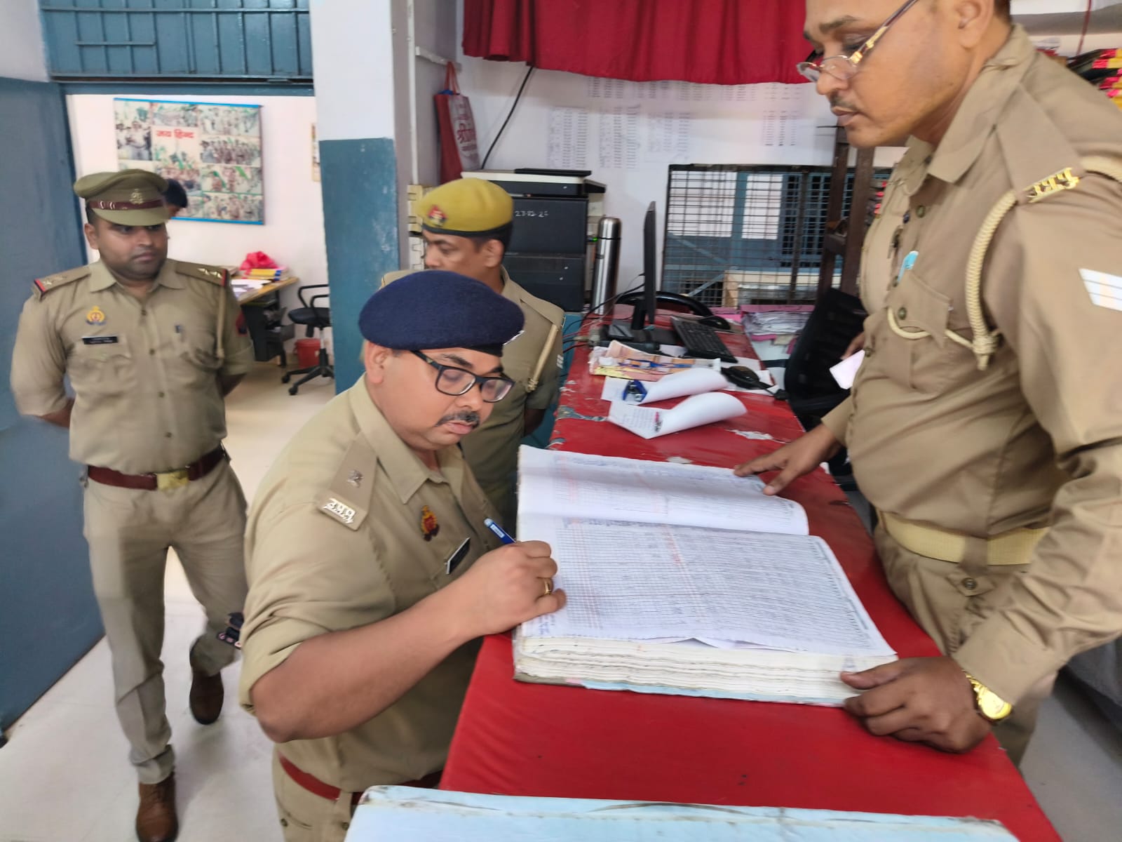 फर्रुखाबाद:थाना मऊदरवाजा का अपर पुलिस अधीक्षक ने किया औचक निरीक्षण, व्यवस्थाओं को लेकर दिए आवश्यक निर्देश