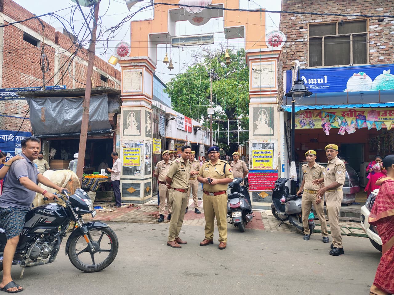 फर्रुखाबाद:सावन माह में श्रद्धालुओं की सुरक्षा को लेकर पुलिस अलर्ट, एएसपी ने पाण्डेश्वर नाथ मंदिर का किया निरीक्षण