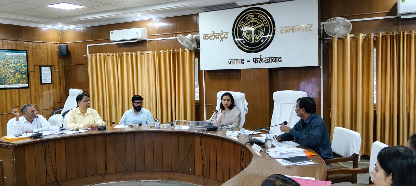 फर्रुखाबाद: 50 लाख रुपये से अधिक लागत की निर्माण परियोजनाओं की डीएम ने की समीक्षा, समयबद्ध और गुणवत्तापूर्ण कार्य के दिए निर्देश