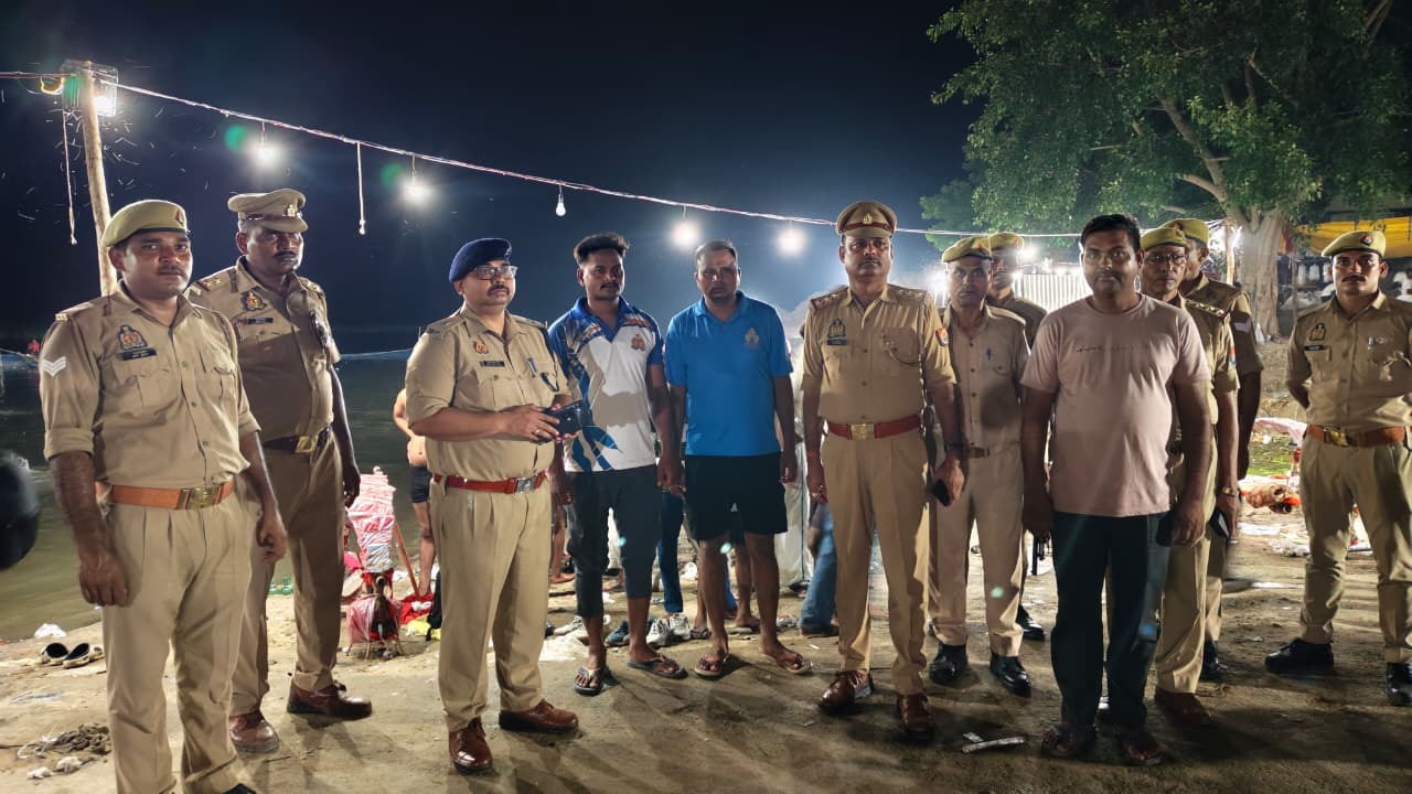 फर्रुखाबाद:श्रावण मास के तृतीय सोमवार को लेकर पुलिस अलर्ट, श्रृंगीरामपुर में एएसपी ने किया पैदल गश्त