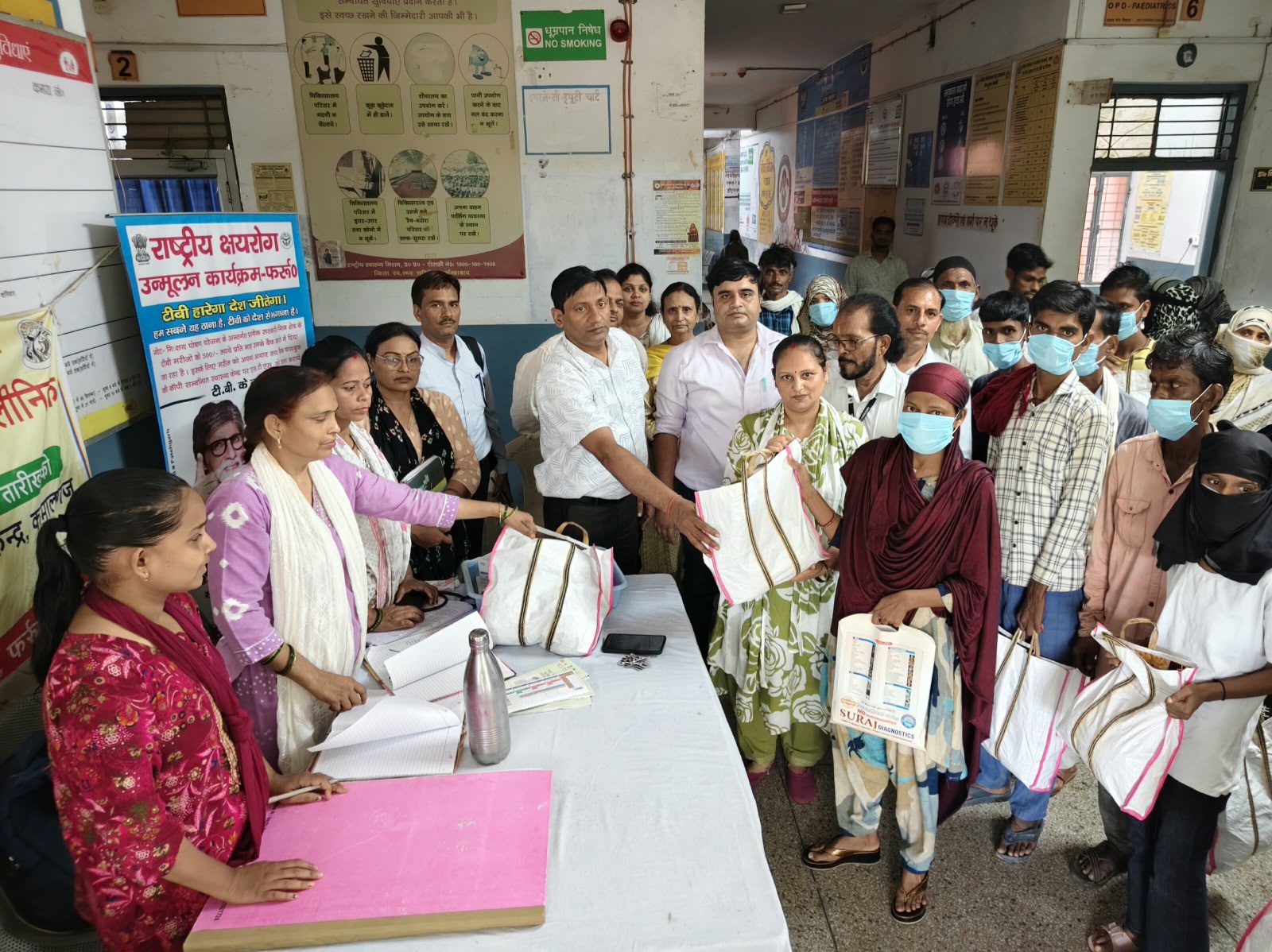 फर्रुखाबाद:डीटीओ ने 11 क्षय रोगियों को लिया गोद, पोषण किट वितरित कर टीबी से बचाव की दी जानकारी