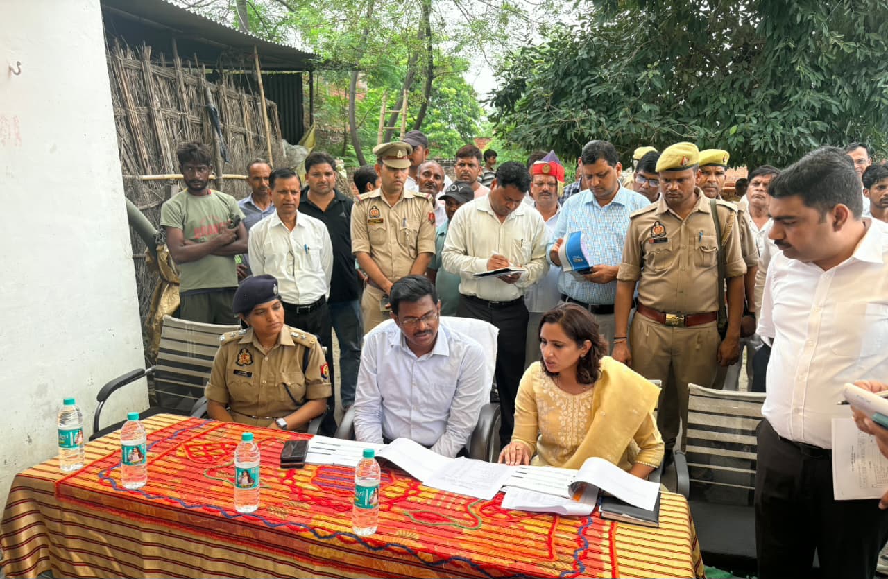 फर्रुखाबाद:मंडलायुक्त ने बाढ़ प्रभावित क्षेत्रों का किया स्थलीय निरीक्षण, राहत कार्यों की ली जानकारी