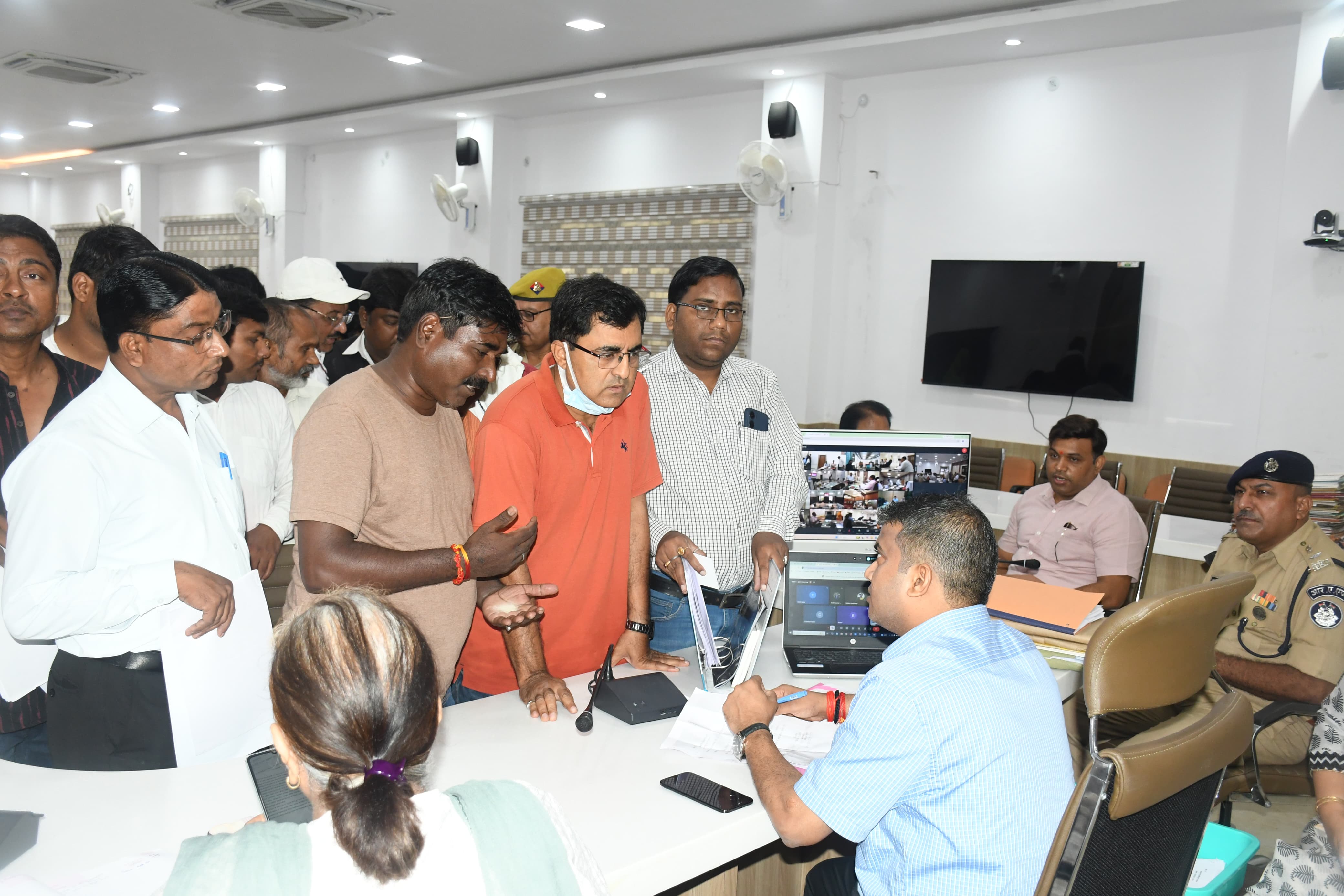 प्रयागराज:जनता दर्शन में जिलाधिकारी ने फरियादियों की समस्याओं को सुनकर अधिकारियों को गुणवत्तापूर्ण निस्तारण के दिए निर्देश
