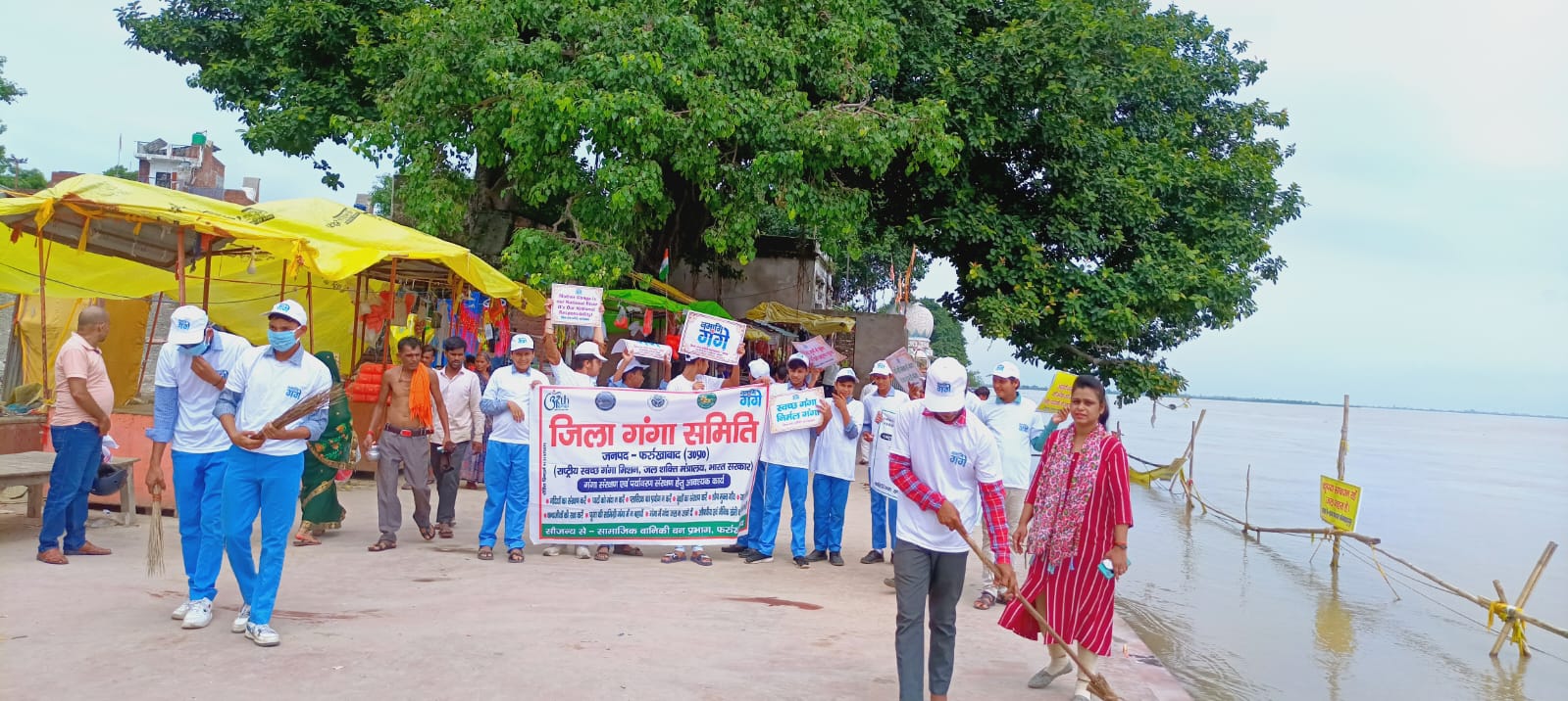 फर्रुखाबाद:पांचाल घाट पर चला गंगा स्वच्छता अभियान, श्रद्धालुओं को स्वच्छता और सुरक्षा के प्रति किया जागरूक