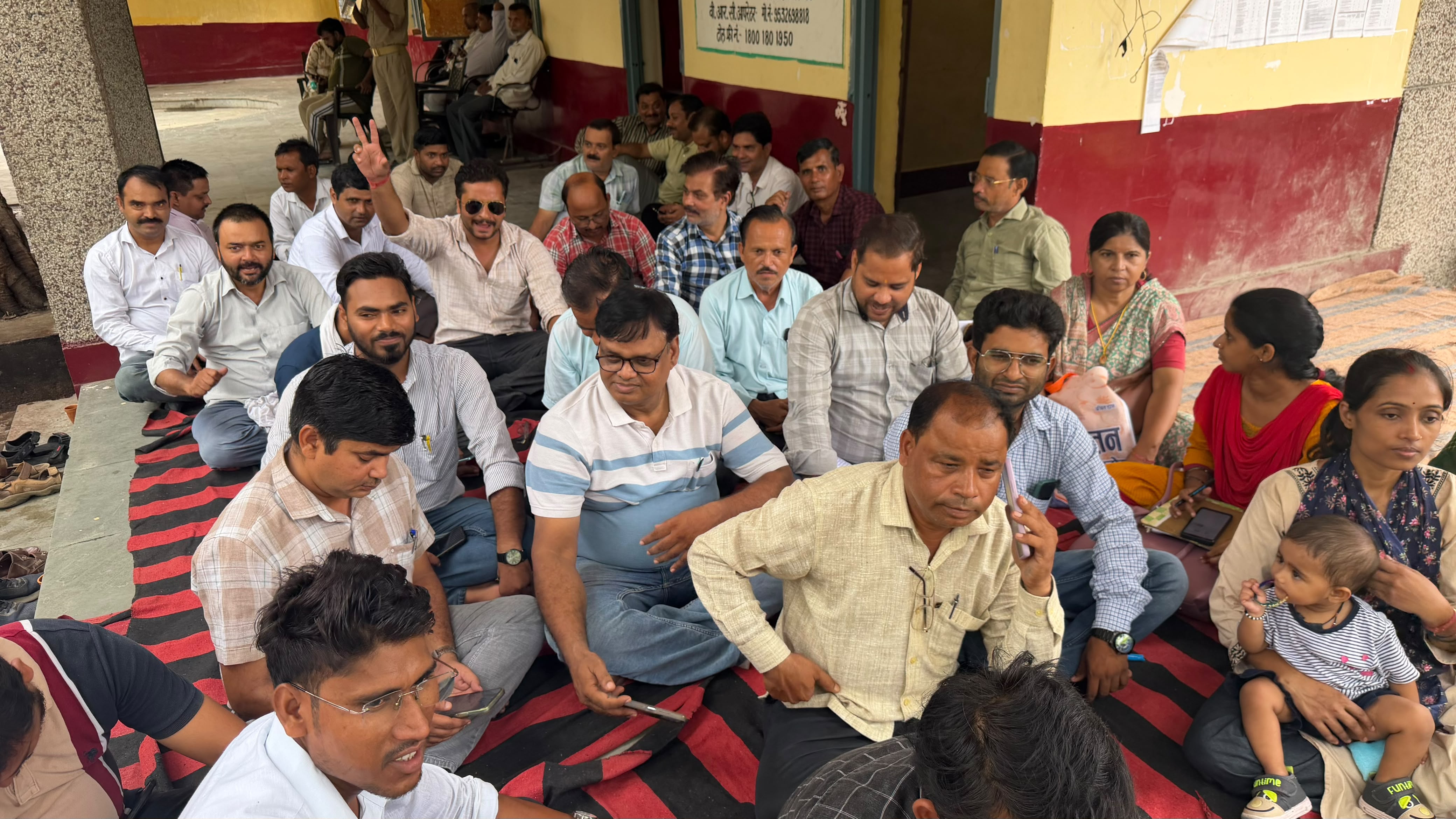 फर्रुखाबाद:फर्जी ट्रैप कार्रवाई के विरोध में लेखपालों का कलम बंद आंदोलन, मुख्यमंत्री को सौंपा ज्ञापन