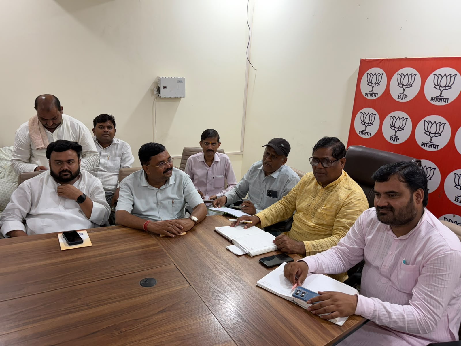 फर्रुखाबाद:भाजपा जिला कार्यालय पर जिला पदाधिकारियों की बैठक संपन्न, 2027 विधानसभा चुनाव की तैयारियों पर जोर