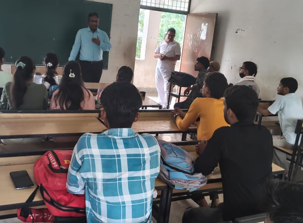 फर्रुखाबाद:मुख्यमंत्री अभ्युदय योजना के तहत विद्यार्थियों को मिली सफलता की सीख, CDO ने पढ़ाया पाठ