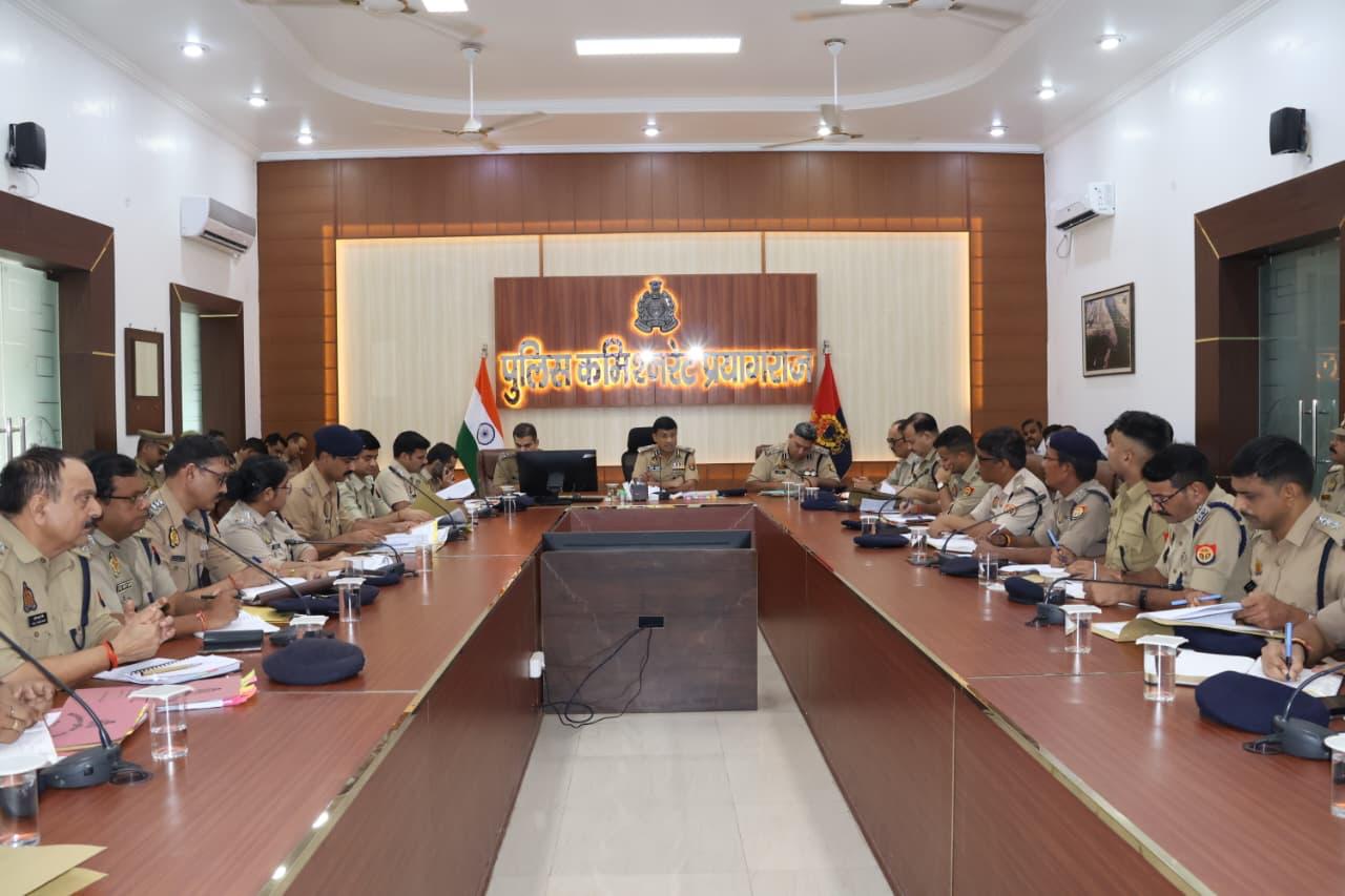 प्रयागराज: दिनांक- 23.08.2026, आगामी त्योहारों, कानून-व्यवस्था एवं सुरक्षा तैयारियों के दृष्टिगत पुलिस आयुक्त ने रिजर्व पुलिस लाइन्स के त्रिवेणी सभागार में गोष्ठी आहूत कर की विस्तृत समीक्षा