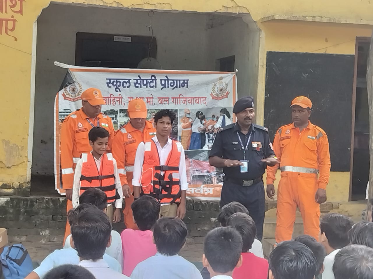 फर्रुखाबाद में NDRF ने छात्रों को सिखाए आपदा प्रबंधन और जीवनरक्षक तकनीकों के गुर