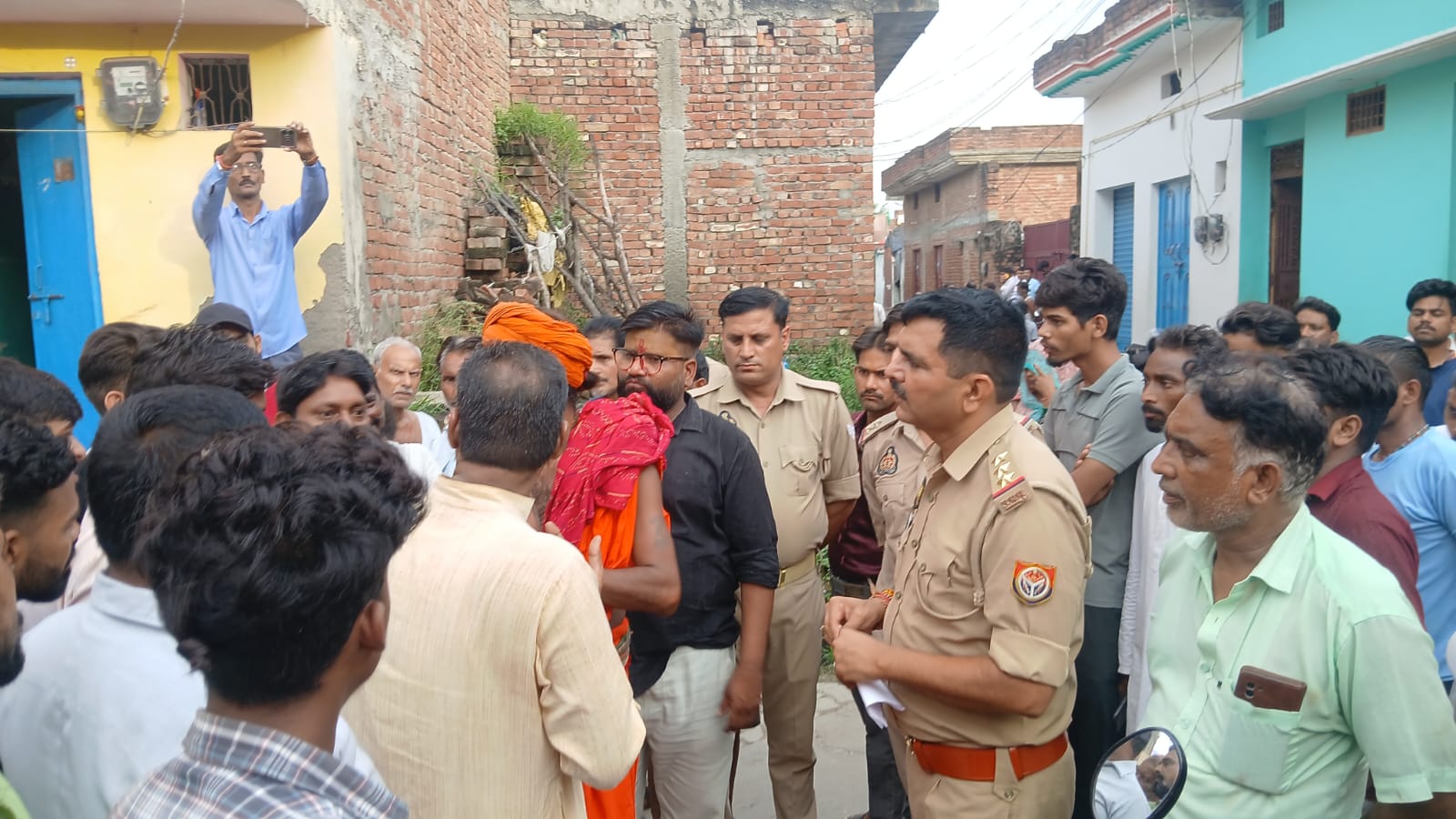 बरेली/आंवला में प्रसव के बाद गाय की मौत, गौ-रक्षक टीम पर लापरवाही का आरोप, शव पोस्टमार्टम को भेजा।