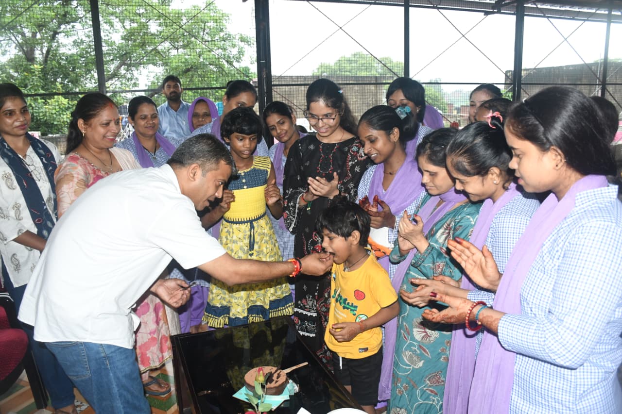 प्रयागराज : डीएम मनीष कुमार वर्मा ने बाल गृह में बच्चों संग मनाया रक्षाबंधन का पर्व