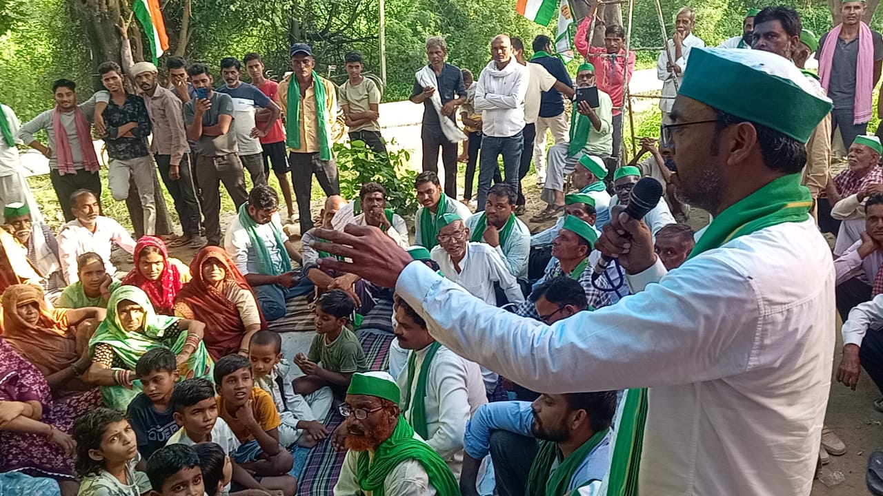 फर्रुखाबाद:बराकेशव में पांचवें दिन भी जारी रहा किसानों का अनिश्चितकालीन धरना, ब्लॉक कार्यालयों के घेराव की चेतावनी