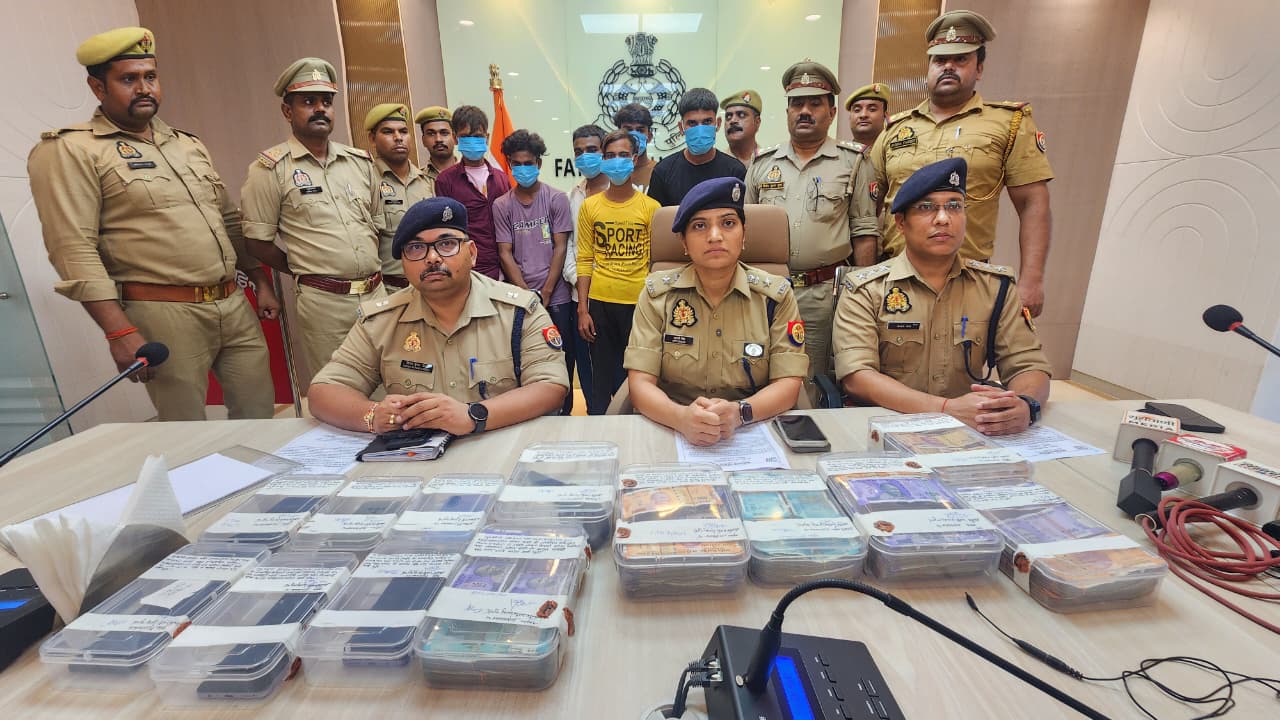 फर्रुखाबाद:कायमगंज में 24 घंटे के अंदर लूटकांड का खुलासा, 6.70 लाख रुपये बरामद; छह आरोपी गिरफ्तार