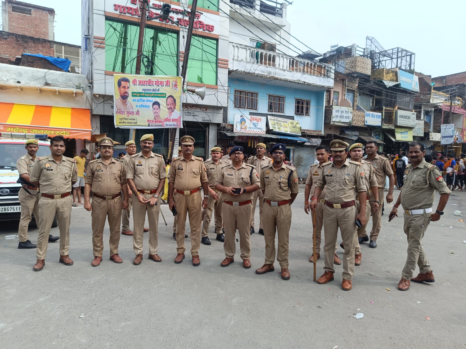 फर्रुखाबाद:गोगाजी महाराज निशान यात्रा को लेकर पुलिस अलर्ट, एएसपी व सीओ ने जुलूस मार्ग का किया निरीक्षण