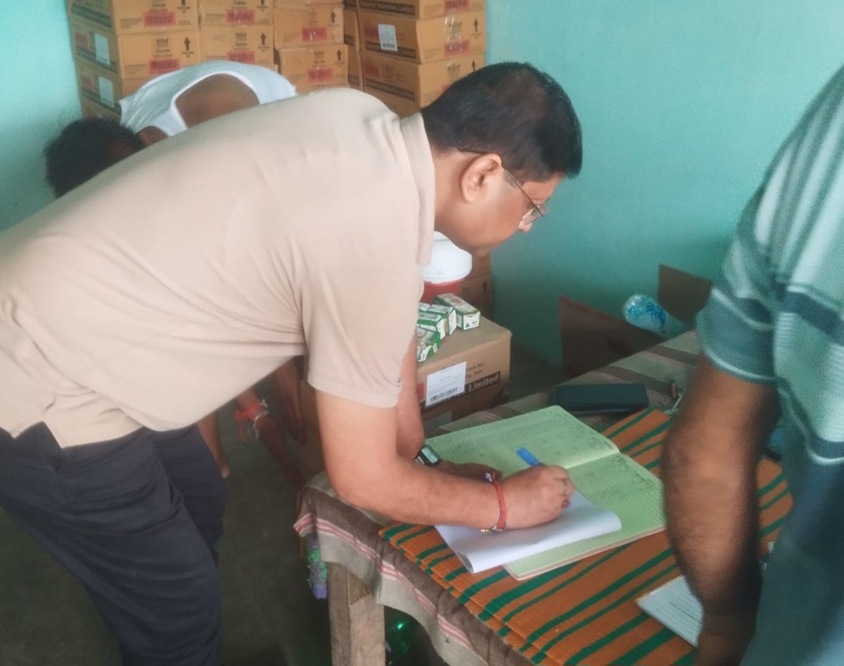 फर्रुखाबाद:आबकारी विभाग का दुकानों पर औचक निरीक्षण, स्टॉक व सीसीटीवी व्यवस्था की जांच