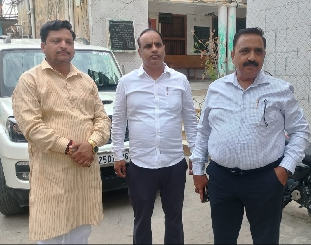 बरेली:अधिशासी अभियंता ग्रामीण अभियंत्रण विभाग बरेली विनय शर्मा, गौशाला चारे घोटाले की जांच करने फतेहगंज पश्चिमी नगर पंचायत पहुंचे।