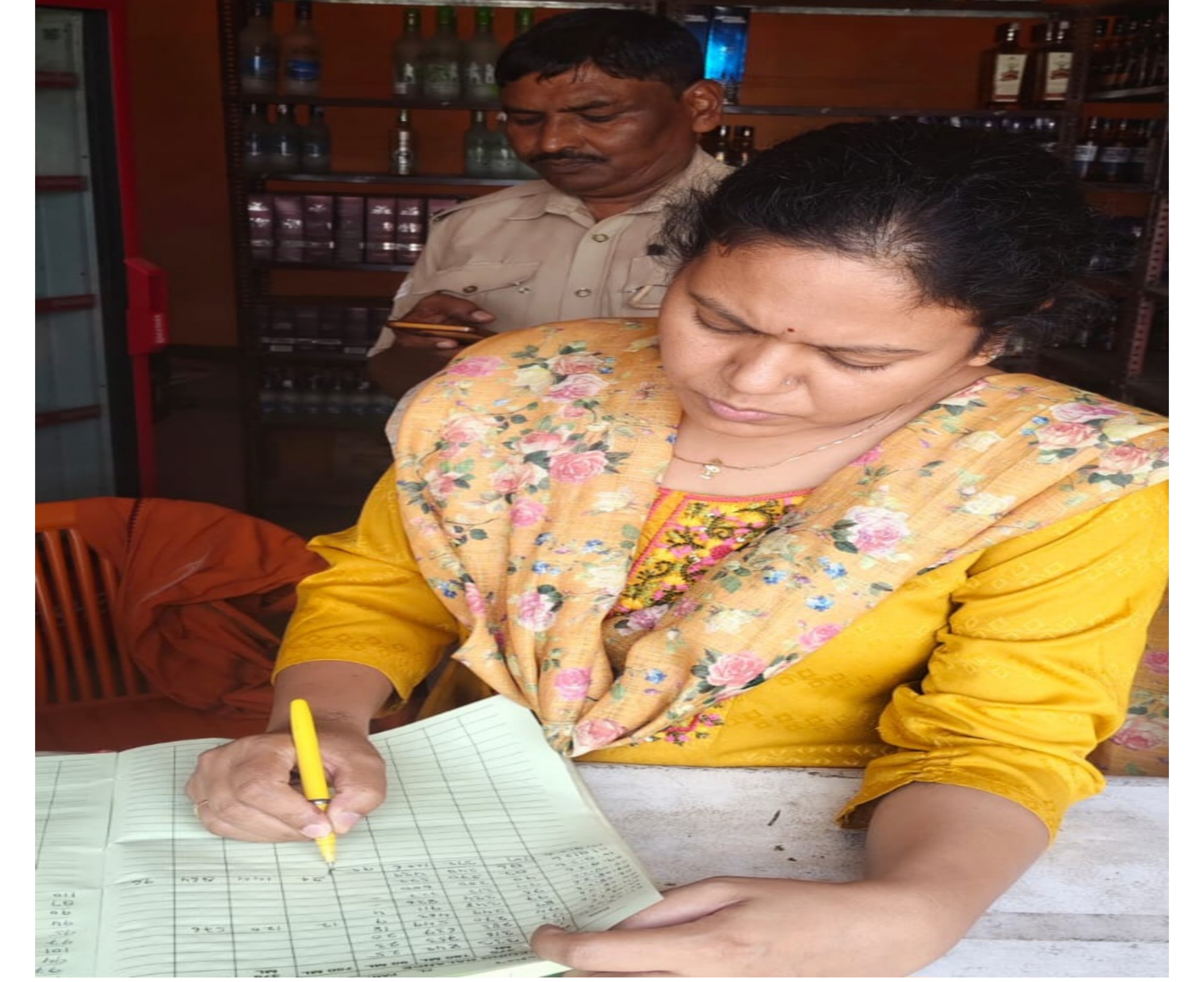 फर्रुखाबाद:आबकारी विभाग का औचक निरीक्षण, दुकानों पर स्टॉक रजिस्टर और सीसीटीवी व्यवस्था जांची