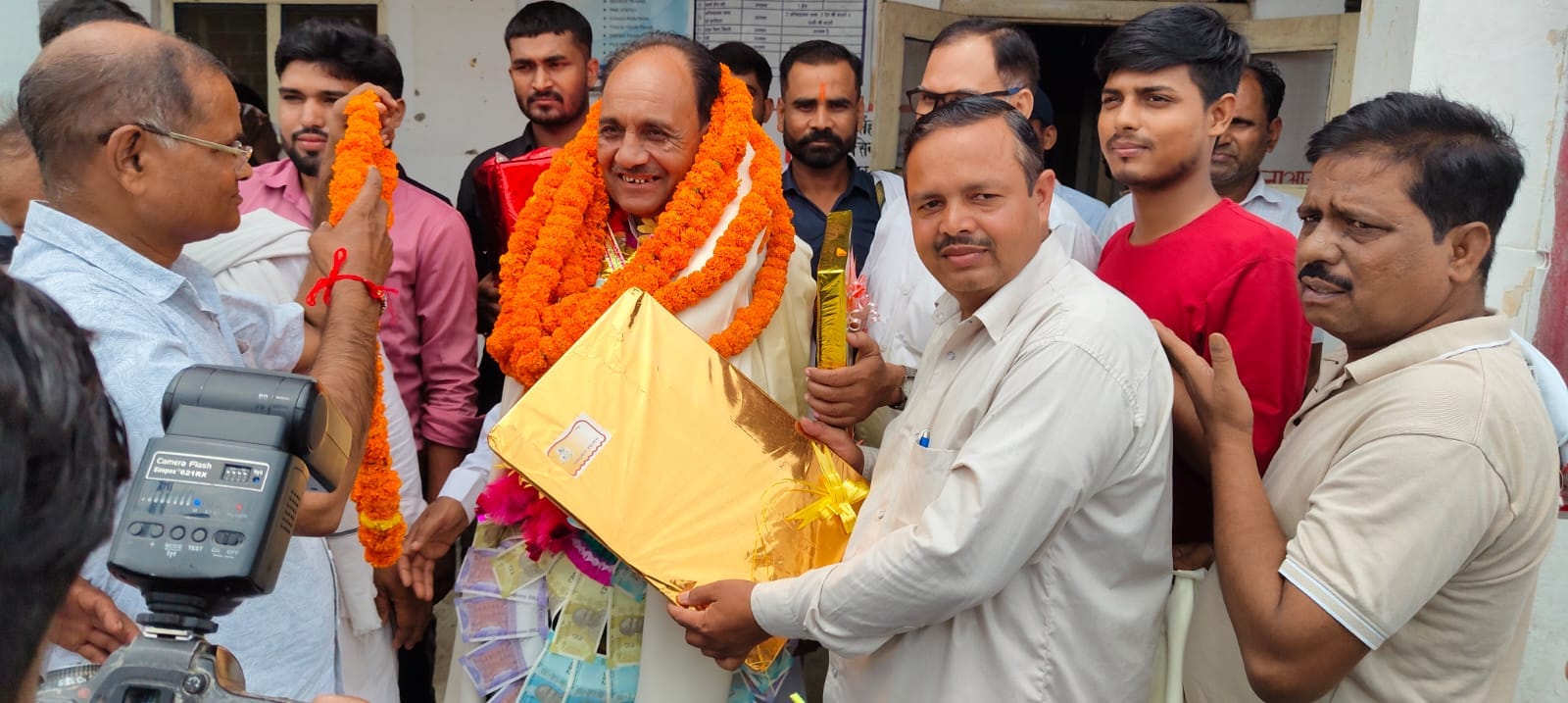 बरेली : सेवानिवृत्त शंटिंग मास्टर भानु प्रताप शर्मा का बिशारतगंज में ढोल-नगाड़ों के साथ भव्य स्वागत।