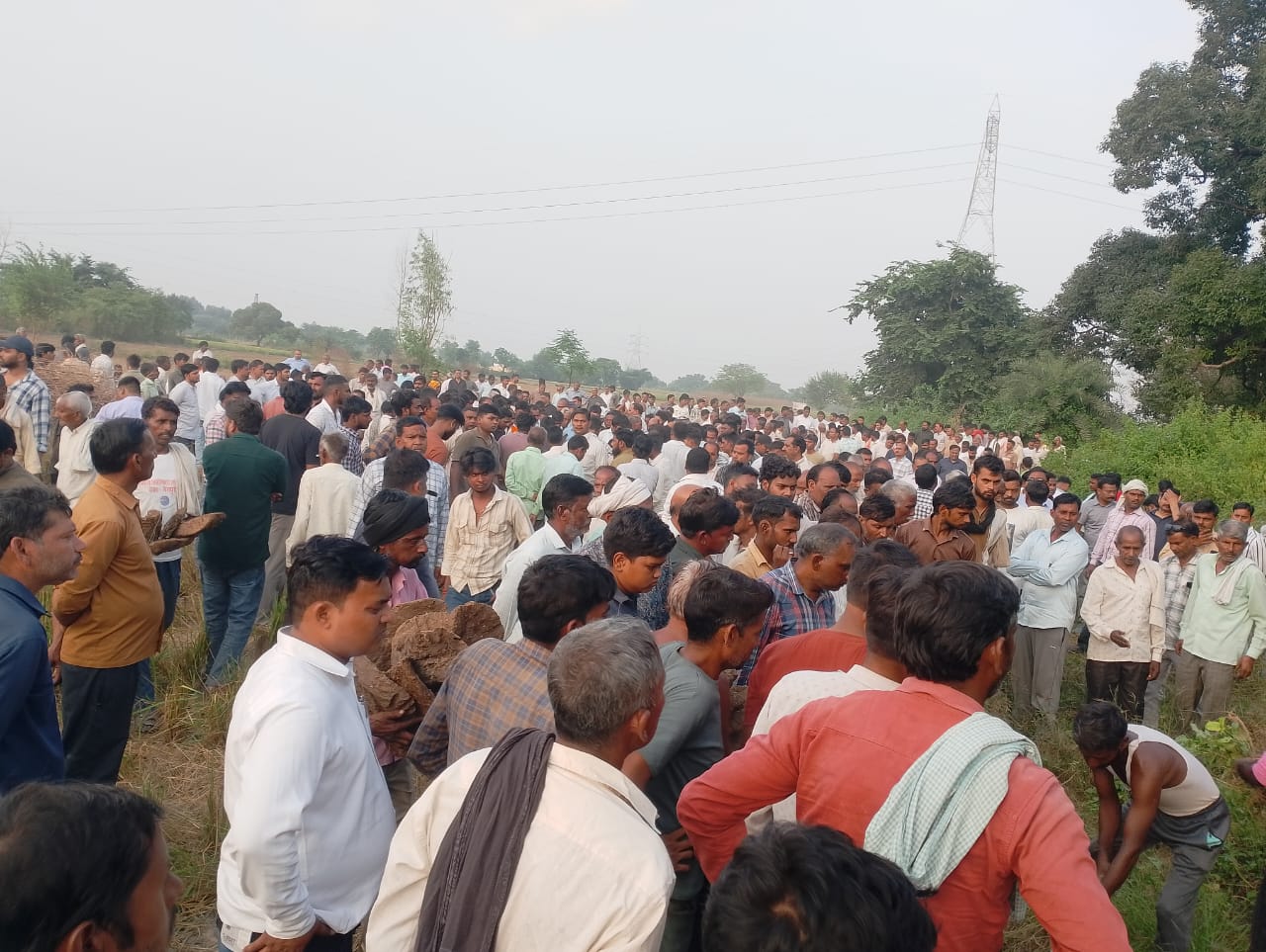 अंतिम दर्शन के लिए उमड़ी भीड़