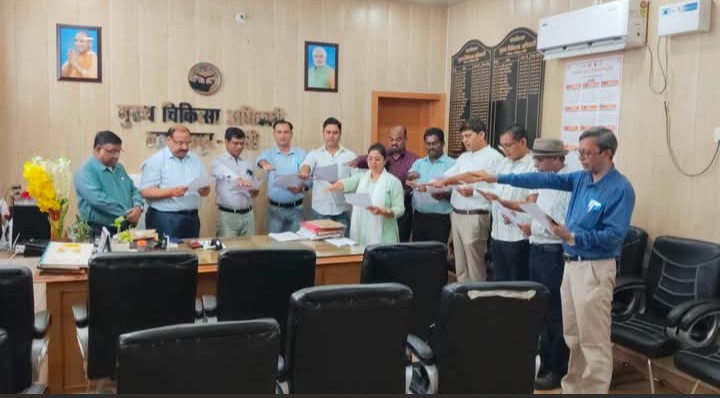 लखीमपुर खीरी : पीएमएसए इकाई के नवनिर्वाचित पदाधिकारियों को सीएमओ ने दिलाई शपथ 
