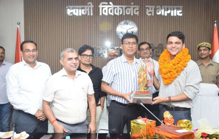 सीडीओ अभिषेक कुमार को भावभीनी विदाई, डीएम ने कार्य के प्रति समर्पण को सराहा 