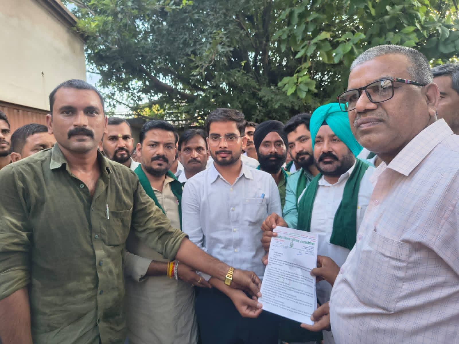 बजाज चीनी मिल पे बकाया गन्ना राशि के लिए किसानों का मुख्यमंत्री के नाम ज्ञापन 