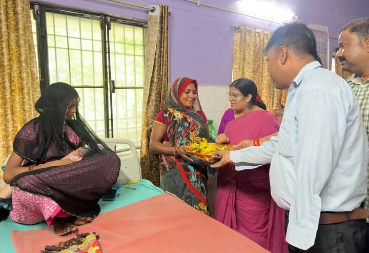 लखीमपुर खीरी : सीएचसी फरधान में विधायक मंजू त्यागी ने मरीजों संग मनाया पीएम मोदी का जन्मदिन, बांटे फल केक