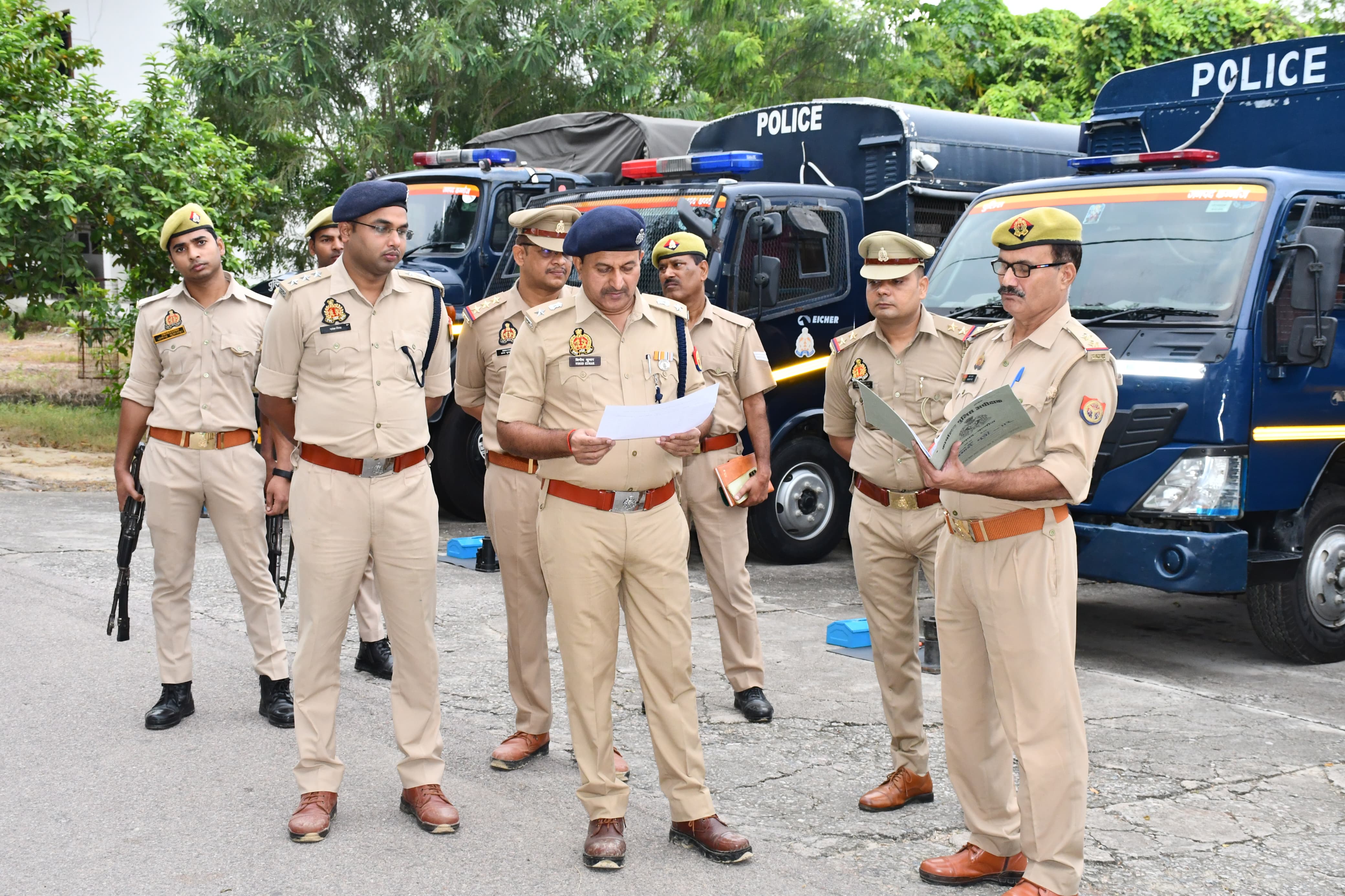 कन्नौज एसपी ने पुलिस लाइन में साप्ताहिक शुक्रवार परेड का किया निरीक्षण, दिए आवश्यक दिशा-निर्देश