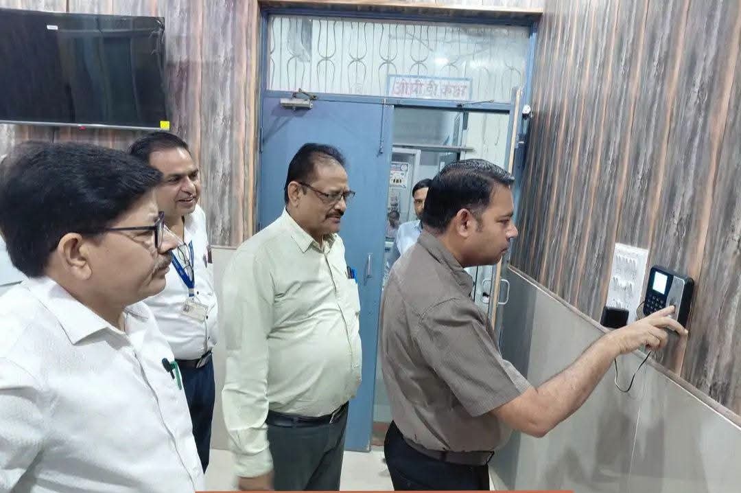 फर्रुखाबाद:लोहिया अस्पताल में सुबह 8 बजे से बायोमेट्रिक हाजिरी शुरू, मनमानी ड्यूटी और लेटलतीफी पर DM का शिकंजा