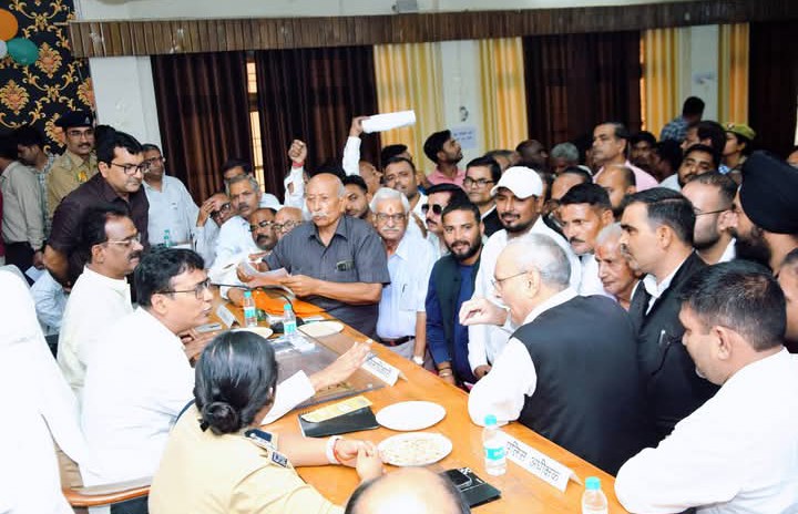 लखीमपुर खीरी : सम्पूर्ण समाधान दिवस पर मोहम्मदी में डीएम एसपी व विधायक ने सुनीं समस्याएं,  निस्तारण के दिए निर्देश