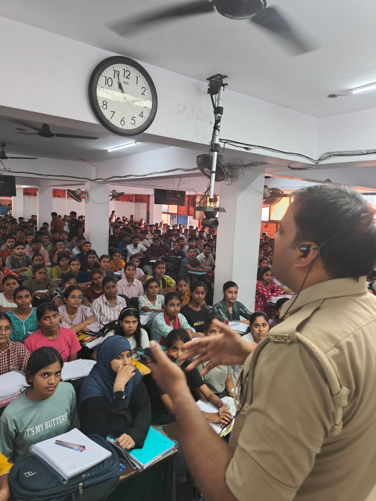 प्रयागराज : साइबर क्राइम थाना कमिश्नरेट प्रयागराज पुलिस टीम द्वारा क्लाइमैक्स कोचिंग, कटरा में साइबर जागरूकता अभियान चलाकर लगभग 900 छात्र-छात्राओं को किया गया जागरूक