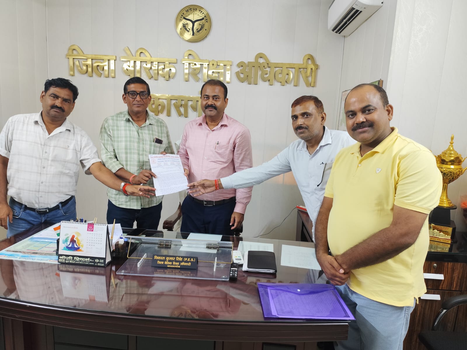 शिक्षकों की लंबित समस्याओं पर प्राथमिक शिक्षक संघ सख्त, बीएसए को सौंपा चार सूत्रीय मांगपत्र