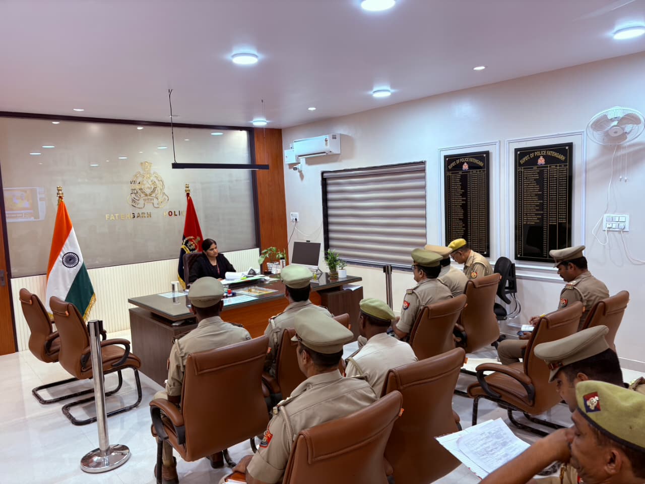 कायमगंज कोतवाली पहुंचे एसपी फतेहगढ़: अर्दली रूम में लंबित मामलों की समीक्षा, वांछितों की गिरफ्तारी के दिए निर्देश