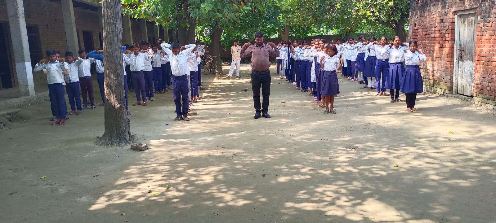 फर्रुखाबाद:विश्व आयुर्वेद दिवस को लेकर विद्यार्थियों को आयुष पद्धतियों, योग और संतुलित आहार के प्रति किया जागरूक