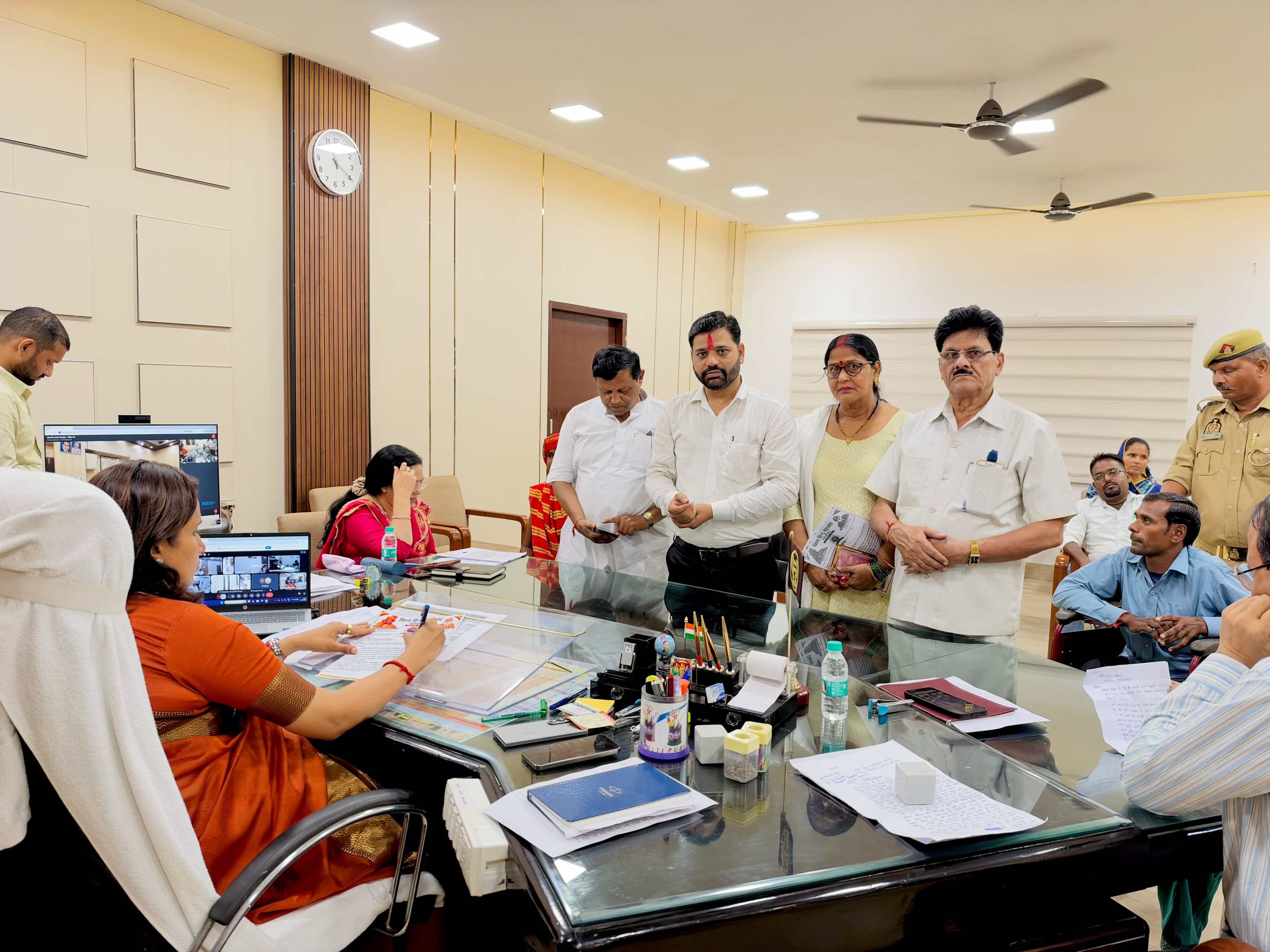 फर्रुखाबाद:जसमई सड़क की बदहाल स्थिति को लेकर विश्व हिन्दू महासंघ ने जिलाधिकारी को सौंपा ज्ञापन
