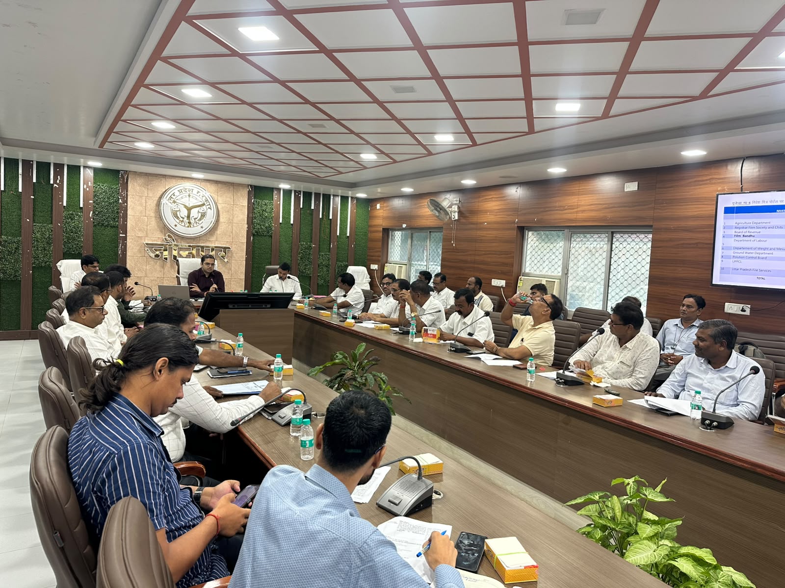 जौनपुर :जिलाधिकारी ने उद्योग बंधु की बैठक में उद्यमियों की समस्याओं के त्वरित निस्तारण के दिए निर्देश