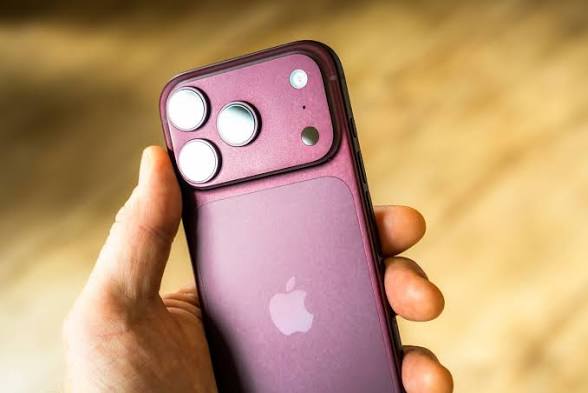 भारत में शुरू हुई iPhone 18 Pro सीरीज की बिक्री, Apple Stores के बाहर दिखा जबरदस्त क्रेज