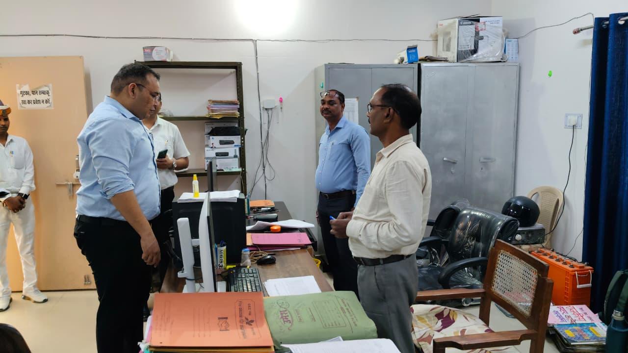  कासगंज :-जिला विद्यालय निरीक्षक कार्यालय का जिलाधिकारी ने किया आकस्मिक निरीक्षण।